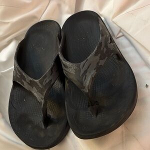 OOFOS Black and Gray Flip Flops